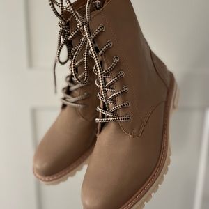 LACE UP BOOT (7.5)
